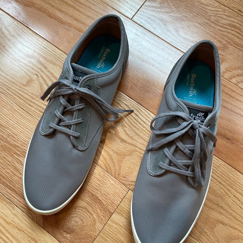 Grey sleek, simple mens sneaker, Size 13